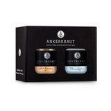 Einzugsgeschenk-Box mit zwei Korkengläsern  Meersalz und Brotgewürz in einem schwarzen Karton.